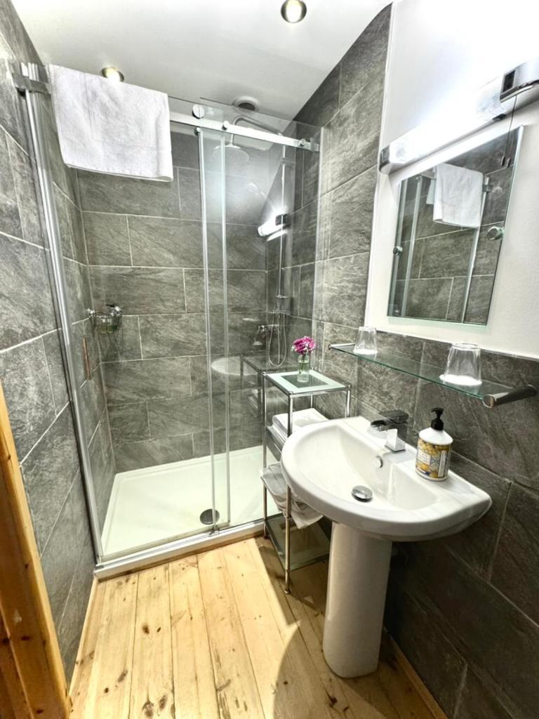 The Crown Inn West Down 외부 사진